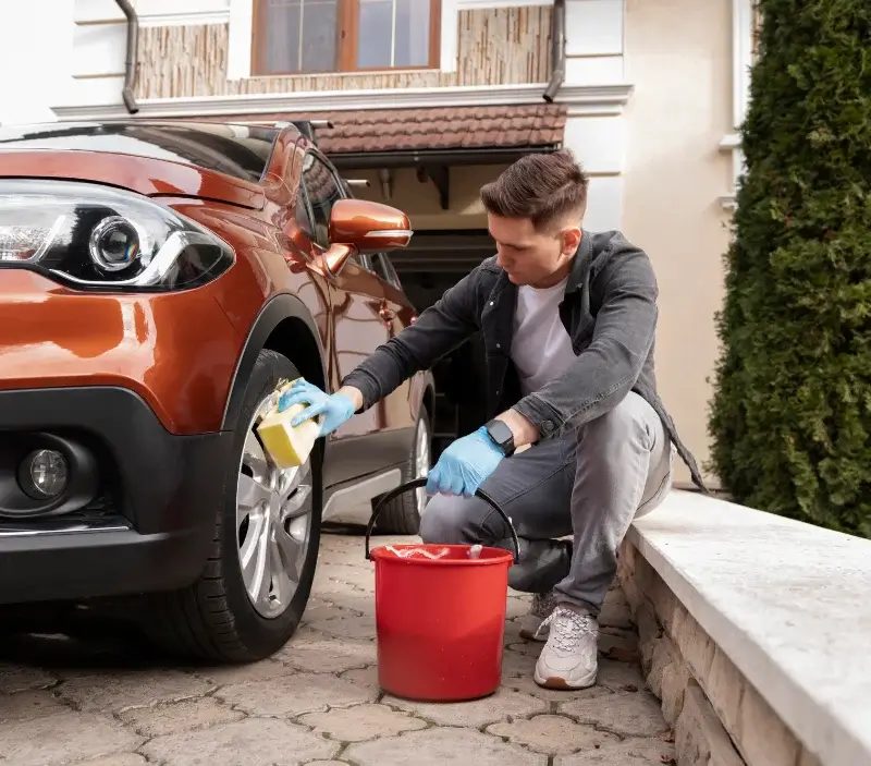 Lavage auto à domicile Rilhac-Xaintrie : professionnel intervenant sur un véhicule
